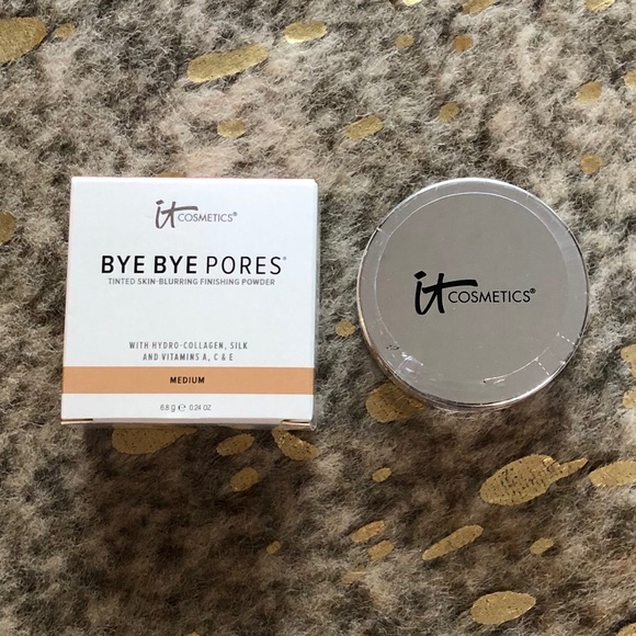 IT Cosmetics Bye Bye Pores Tinted Powder in Medium - Picture 1 of 8